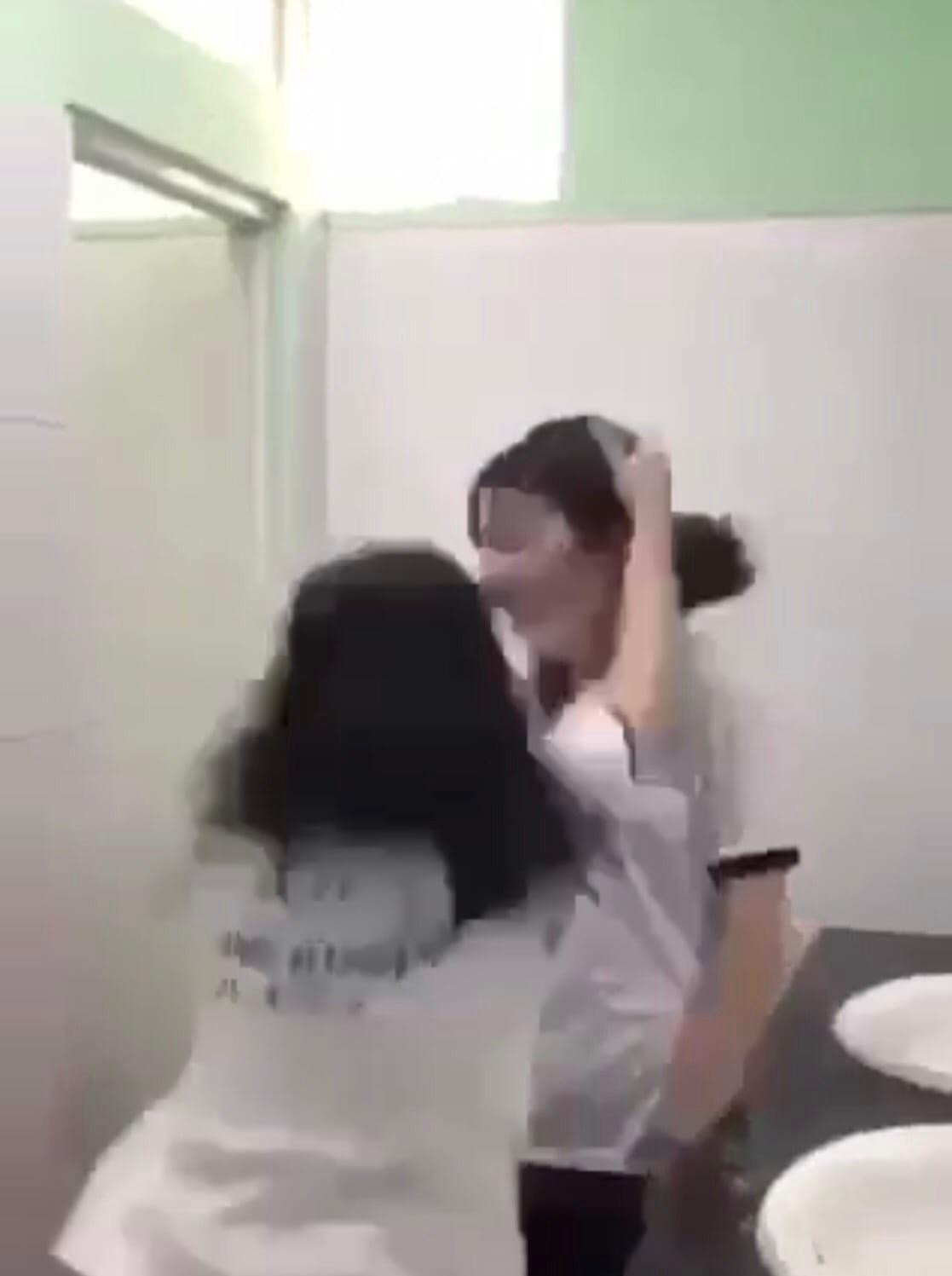 Hình ảnh nữ sinh đánh nhau trong nhà vệ sinh cắt từ clip Hình ảnh nữ sinh đánh nhau trong nhà vệ sinh cắt từ clip