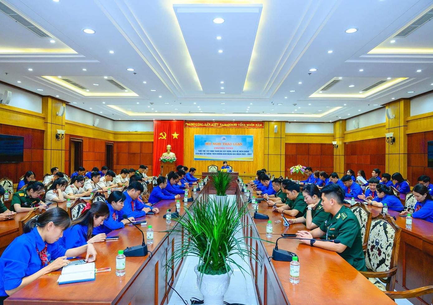 Các đại biểu thảo luận tại các phiên họp.