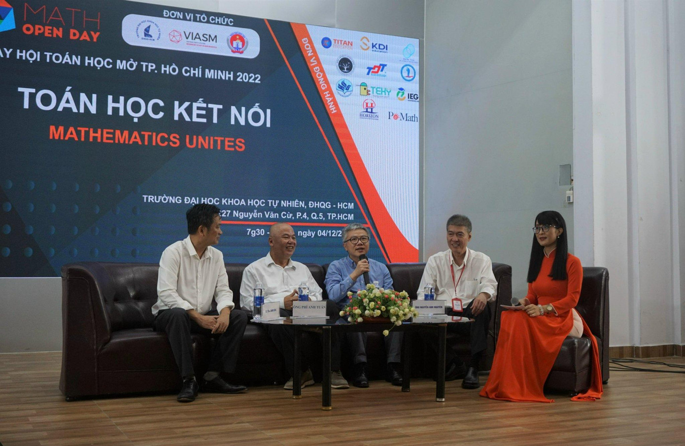 GS Ngô Bảo Châu (giữa) chia sẻ tại Ngày hội Toán học mở 2022