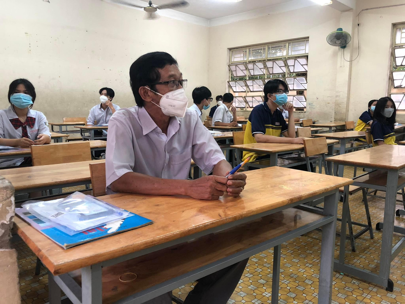 Ông Nguyễn Minh Đức tại điểm thi trường THPT Tạ Quang Bửu (ảnh: L.P)