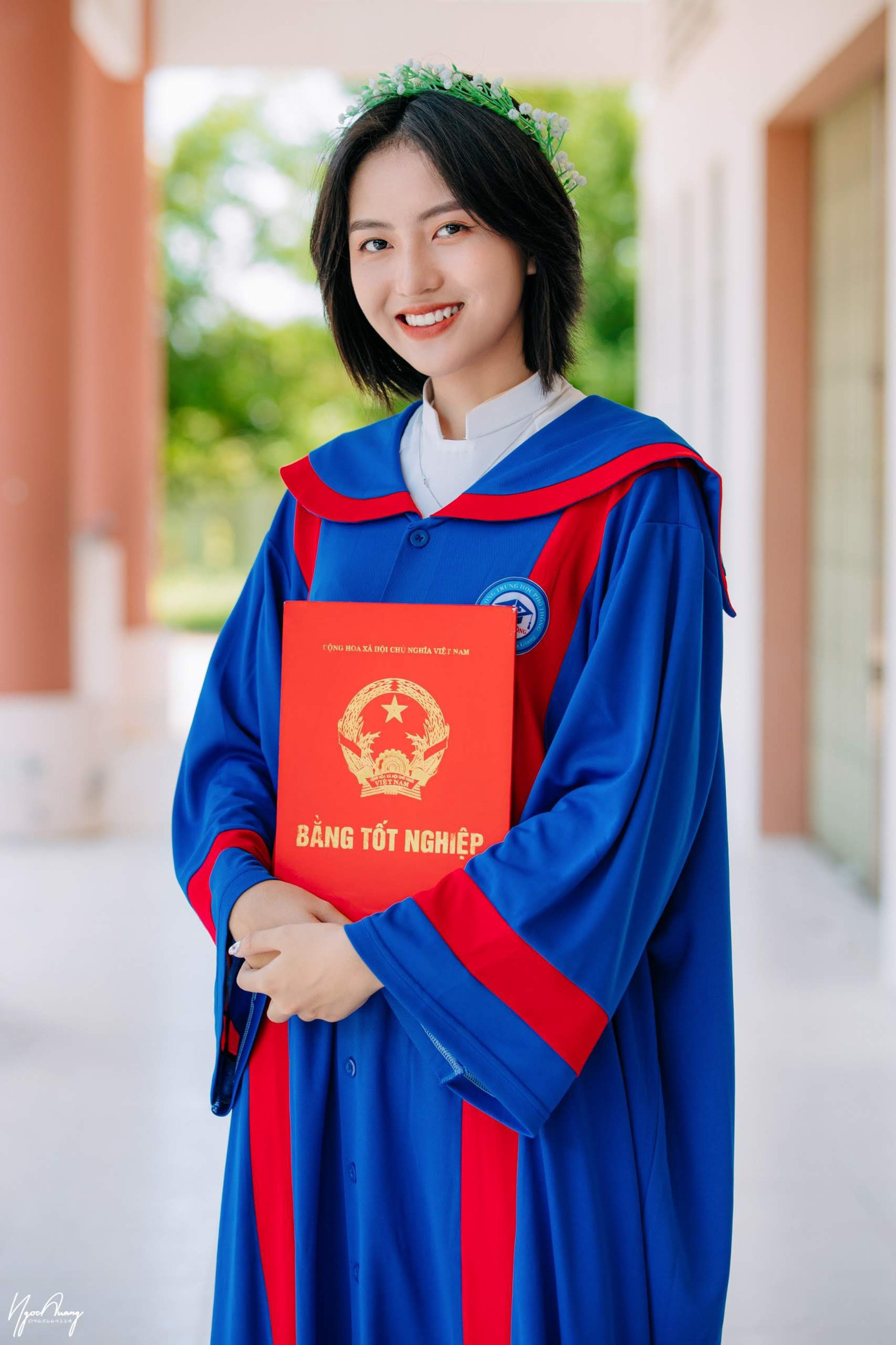 Nữ sinh ngành Marketing cho hay, bản thân chưa có dự định sẽ tiếp tục tham gia cuộc thi sắc đẹp nào mà chỉ muốn tập trung vào việc học và hoàn thành các sứ mệnh của mình tại Trường ĐH Ngân hàng TPHCM với cương vị hoa khôi. Ảnh Thiên Nhi trong ngày tốt nghiệp THPT.