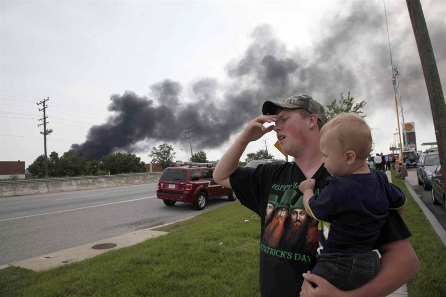 Người dân khu vực chưa hết bàng hoàng về vụ nổ mà xe tải và ô tô gây ra