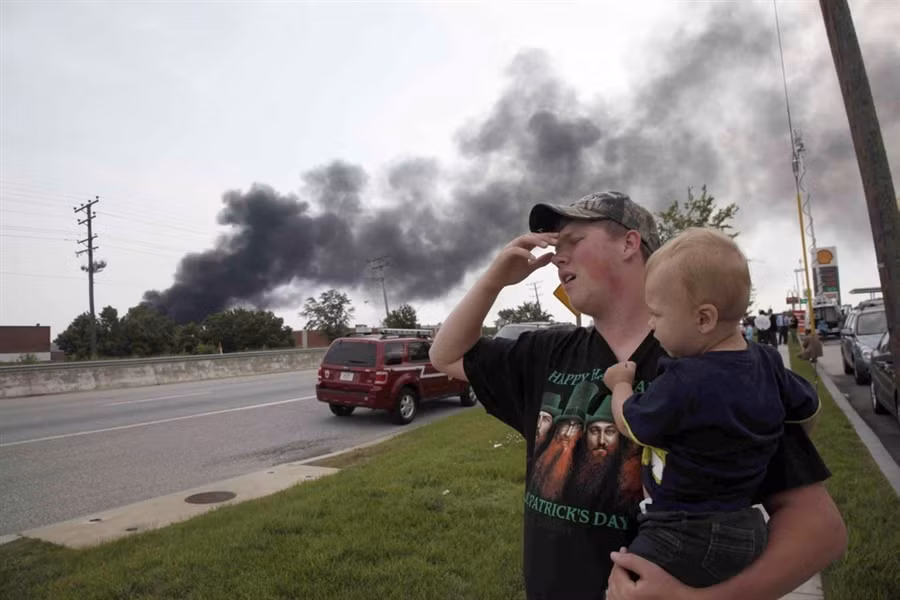 Người dân khu vực chưa hết bàng hoàng về vụ nổ mà xe tải và ô tô gây ra