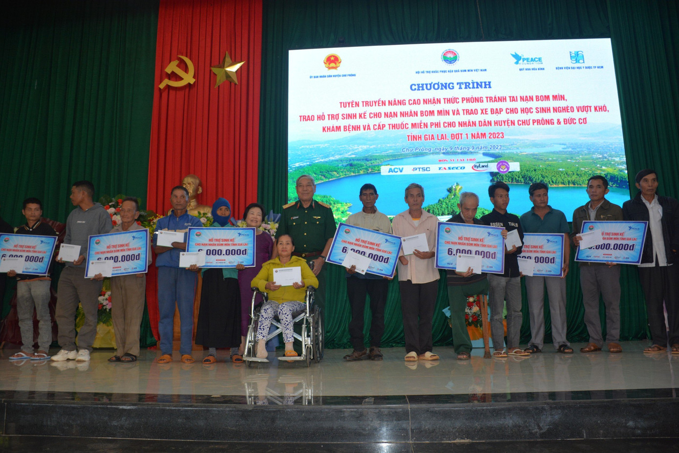 Trung tướng Nguyễn Đức Soát và bà Trương Ngọc Thủy trao tặng tiền hỗ trợ sinh kế cho các nạn nhân bom mìn chiến tranh tại huyện Chư Prông ngày 9/9. Trung tướng Nguyễn Đức Soát và bà Trương Ngọc Thủy trao tặng tiền hỗ trợ sinh kế cho các nạn nhân bom mìn chiến tranh tại huyện Chư Prông ngày 9/9.