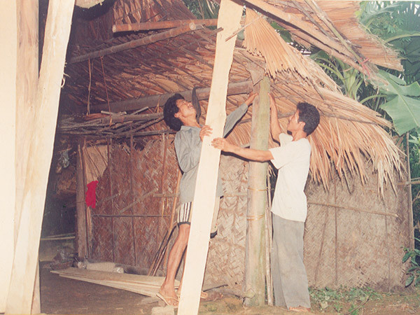 Làm nhà cho người nghèo ở Hà Tĩnh. Ảnh: Phong Cầm 