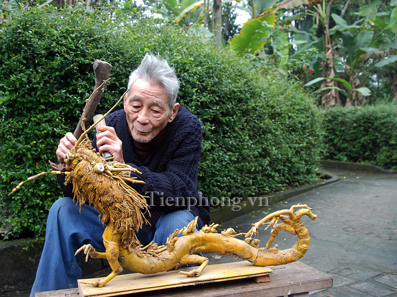 Ở cái tuổi gần đất xa trời nhưng cụ Mưu vẫn còn rất linh hoạt. Những động tác tạo hoa văn cho những tác phẩm Rồng tre trông khoẻ khoắn và rất khéo léo. “Bên những gốc tre xù xì này tâm hồn tôi như bị mê hoặc. Cũng nhờ nó mà đầu óc tôi thanh thản, chân tay tôi linh hoạt hơn”, cụ Mưu tâm sự