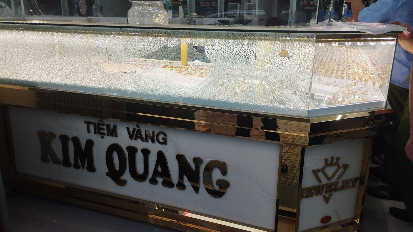 Hiện trường vụ cướp tiệm vàng. Hiện trường vụ cướp tiệm vàng.