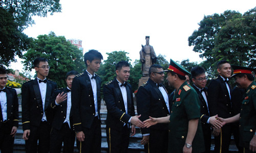 Trung tướng Mai Quang Phấn thăm hỏi các chiến sĩ quân nhạc Singaopor