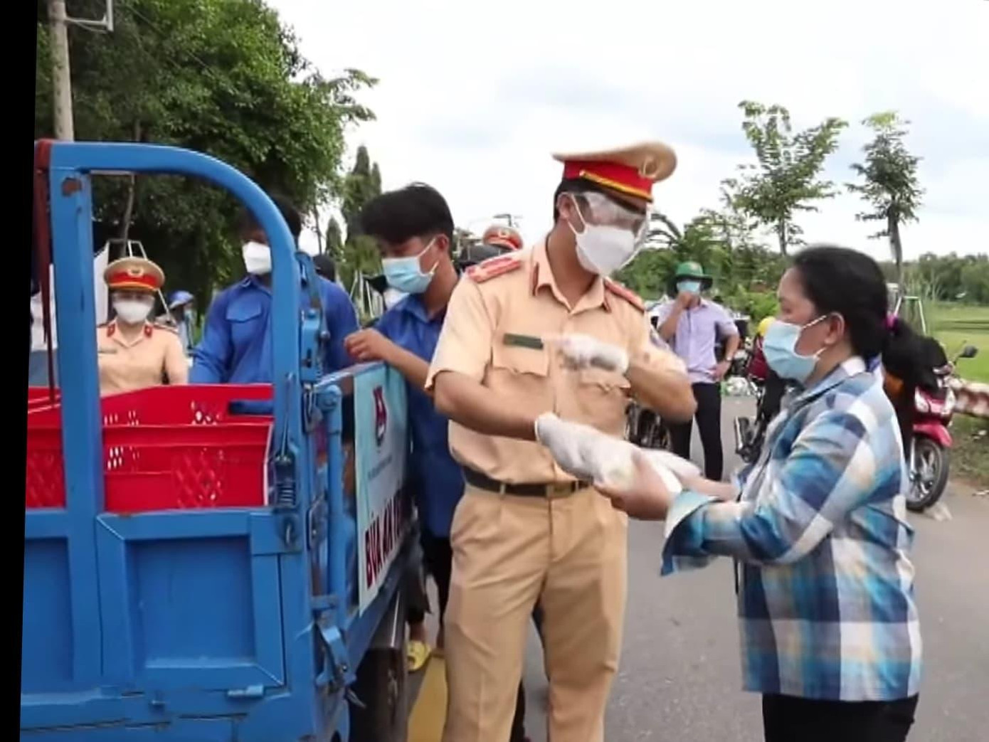 CSGT Công an tỉnh Tây Ninh cấp phát cơm cho bà con.