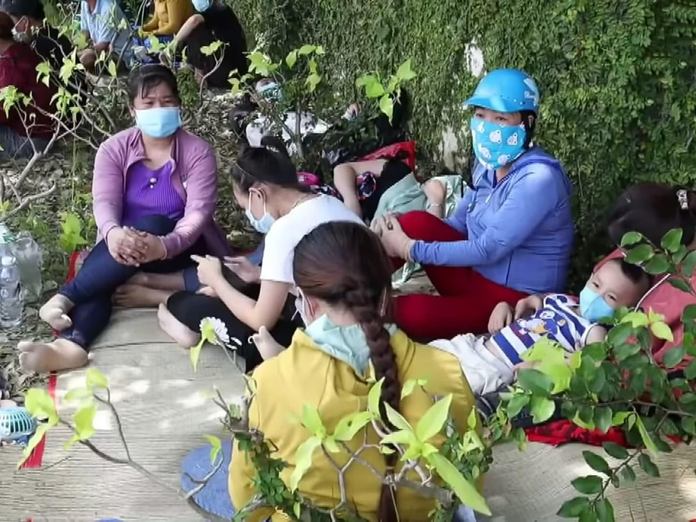 Một nhóm công dân miền Tây đang kẹt ở chốt.