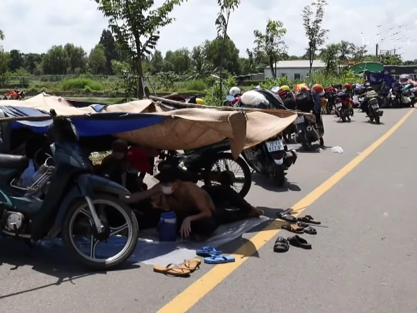 Công dân các tỉnh miền Tây đang kẹt chốt chưa thể về quê.