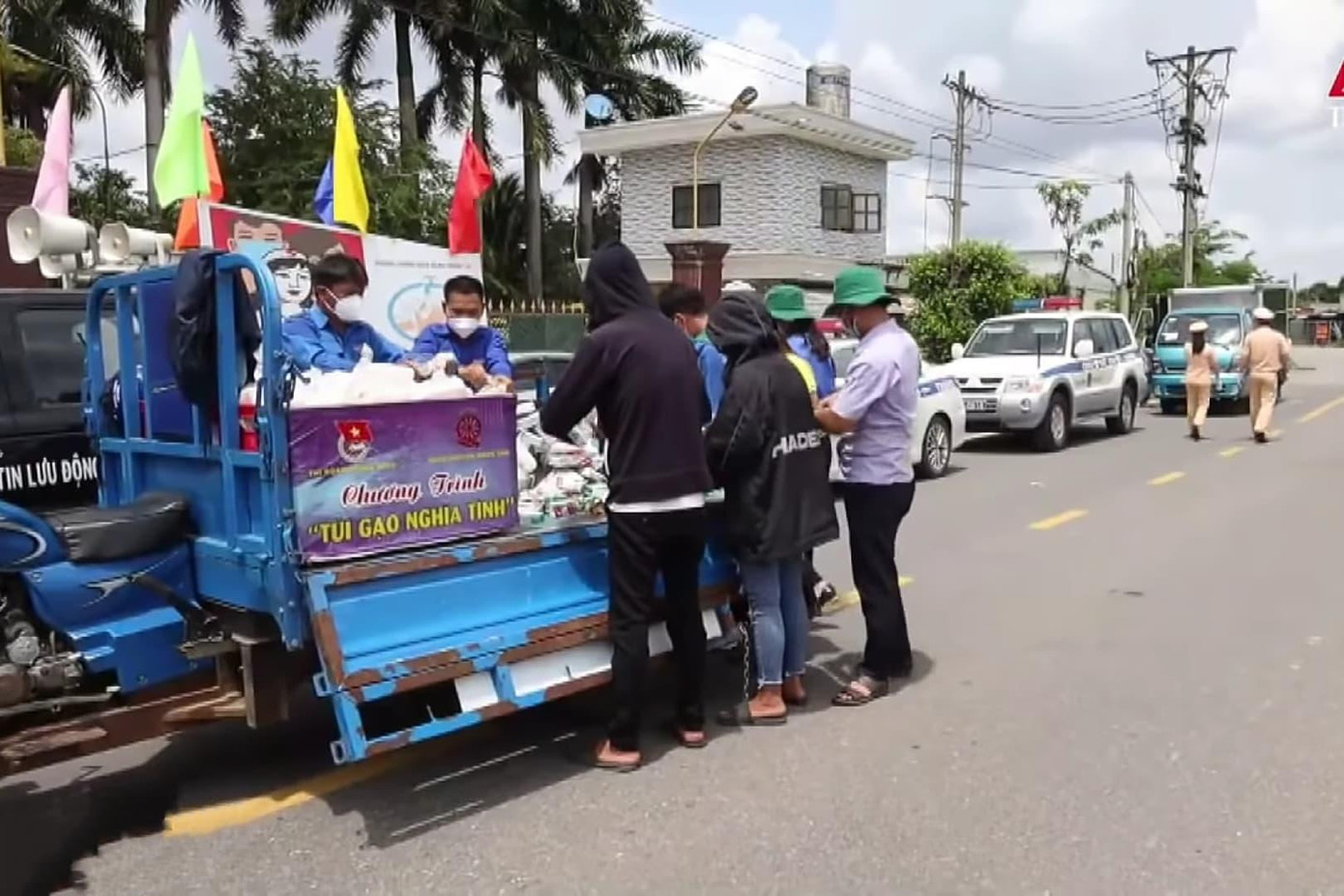 Lực lượng tình nguyện viên là Đoàn viên, thanh niên Tây Ninh cùng vào cuộc hỗ trợ cho người dân đang kẹt chốt.
