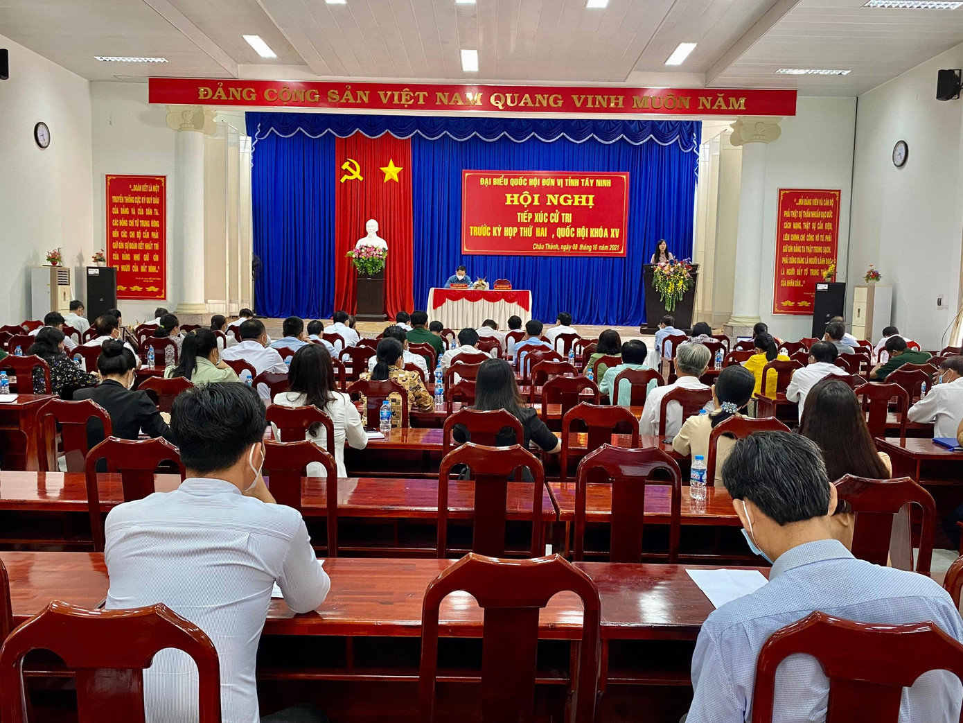 Quang cảnh buổi tiếp xúc cử tri tại Tây Ninh sáng nay 8/10.