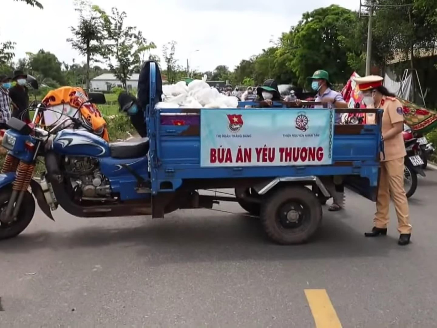 Phòng CSGT Công an tỉnh Tây Ninh hỗ trợ lương thực, thức uống cho bà con.