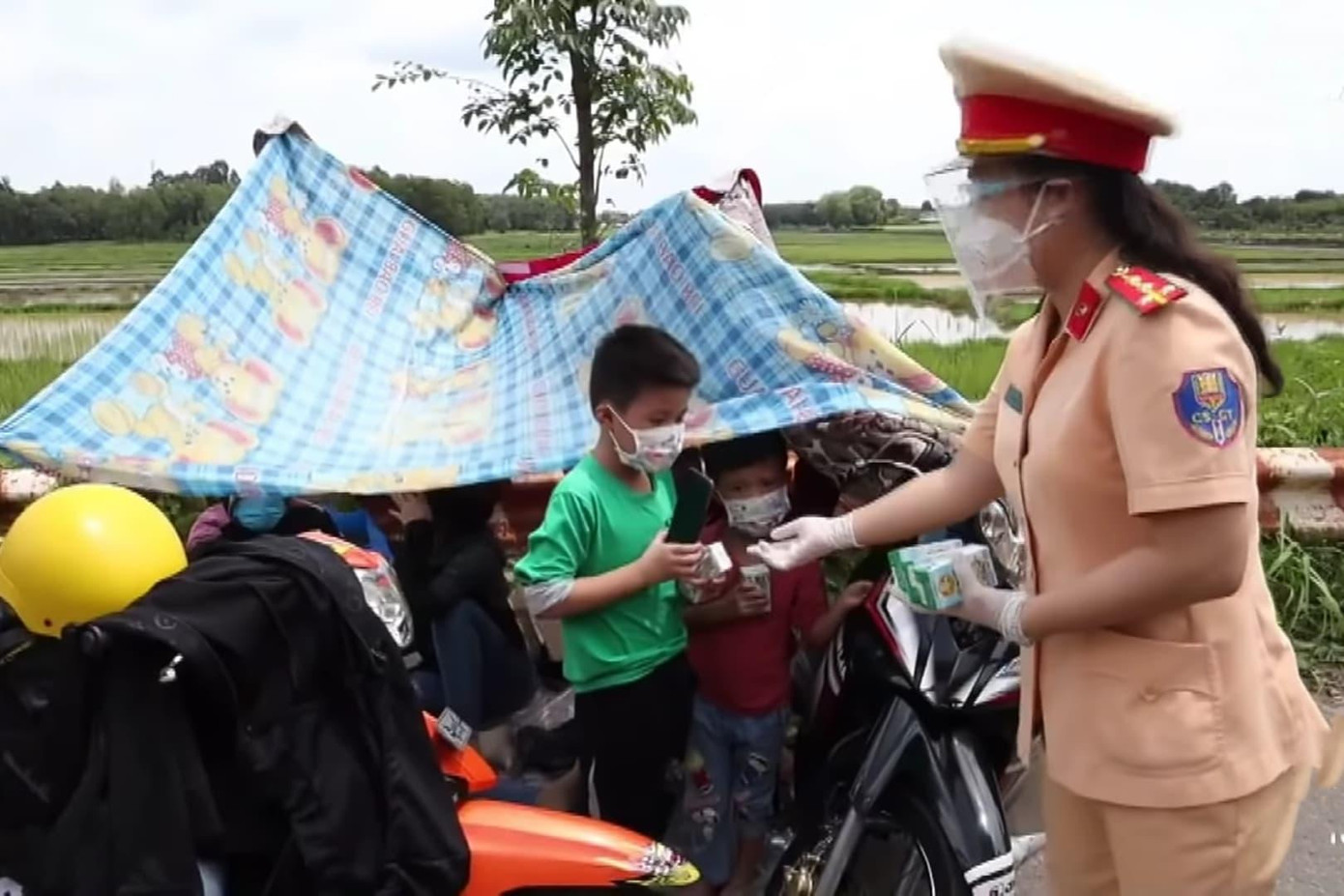 CSGT Công an Tây Ninh phát sữa cho trẻ em theo cha, mẹ tự phát về quê từ Tây Ninh bị kẹt chốt cửa ngõ TPHCM.