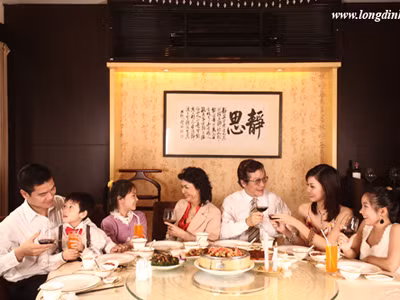 Phút sum họp tại nhà hàng Long Đình