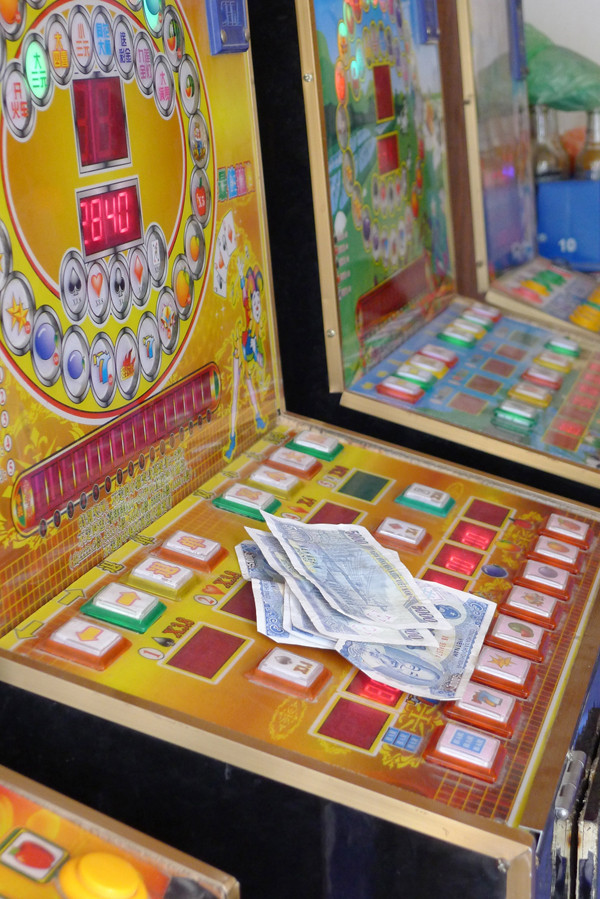 Ở một quán chơi xèng tại Hà Nội. Ảnh: Xuân Phú