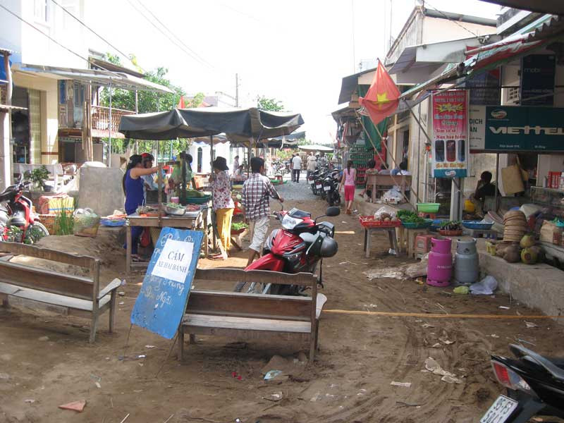 Đường vào khu vực nguy hiểm bị phong tỏa