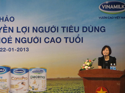 Bà Bùi Thị Hương – Giám đốc Đối ngoại Vinamilk chia sẻ với người tiêu dùng Khánh Hoà về công ty