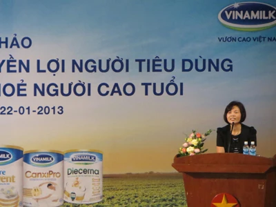 Bà Bùi Thị Hương – Giám đốc Đối ngoại Vinamilk chia sẻ với người tiêu dùng Khánh Hoà về công ty