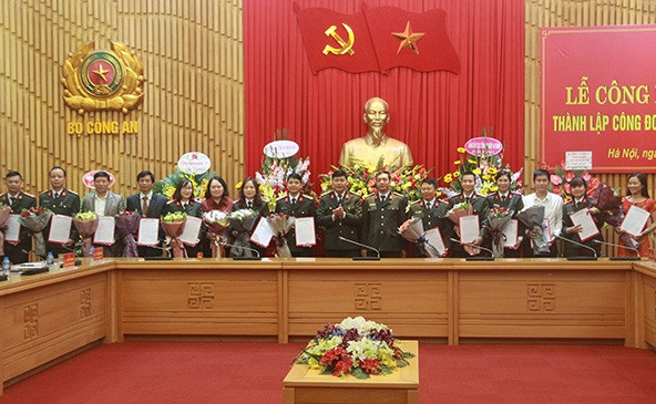 Trao quyết định của Bộ trưởng Bộ Công an về công tác cán bộ ảnh 1