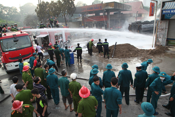 Hàng trăm dân quân tự về được điều động đến hỗ trợ dập đám cháy