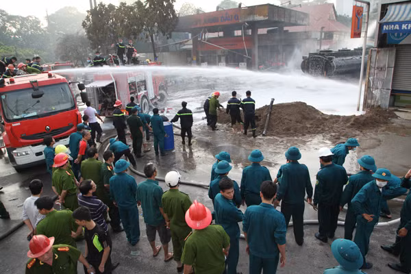 Hàng trăm dân quân tự về được điều động đến hỗ trợ dập đám cháy