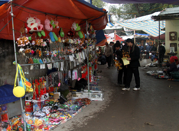 Các ngách trong chợ cũng chưa đông người. Các ngách trong chợ cũng chưa đông người