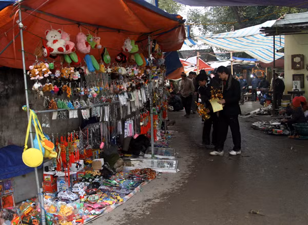 Các ngách trong chợ cũng chưa đông người