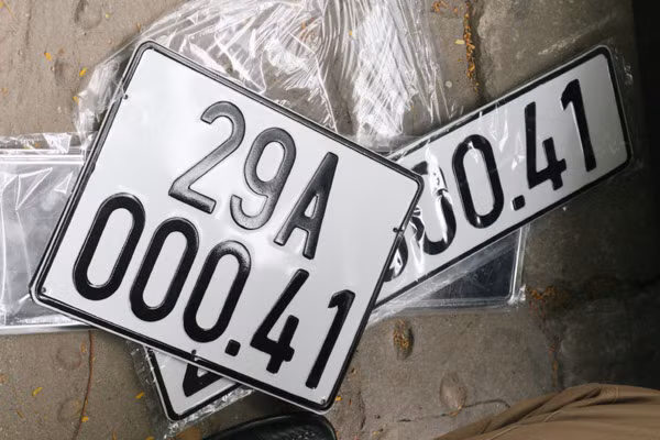 Hà Nội ngày đầu cấp biển xe năm số ảnh 1 Biển 5 chữ số vẫn giữ nguyên kích thước, chất lieeujvaf màu sơn so với biển kiểm soát 4 chữ số