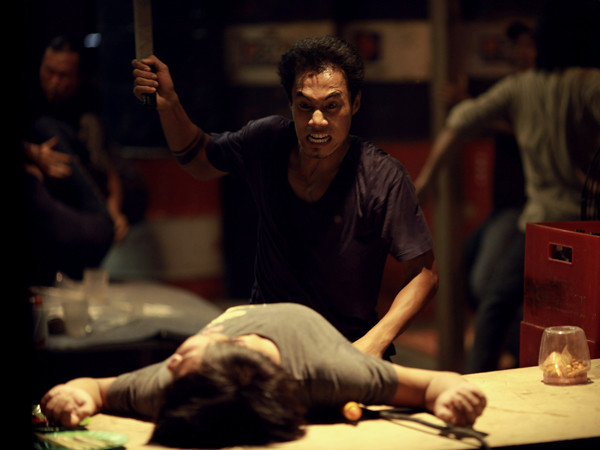 Lộc (Phạm Anh Khoa) thanh toán mối thù với Hải (Nhan Phúc Vinh) trong cảnh cuối phim. ảnh: n.t.sơn cung cấp