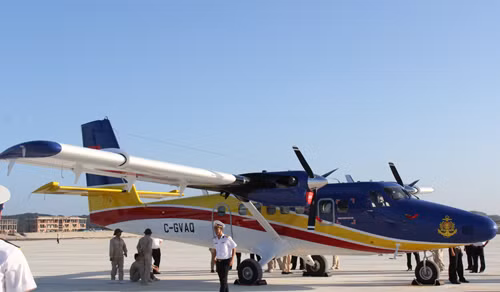  Phi cơ DHC-6 trên đường băng
