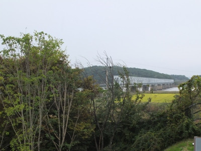 Cây cầu đường sắt mới. Một nhà ga mới cũng được xây dựng nhưng hiện tại đã bị đóng cửa do những căng thẳng giữa hai miền