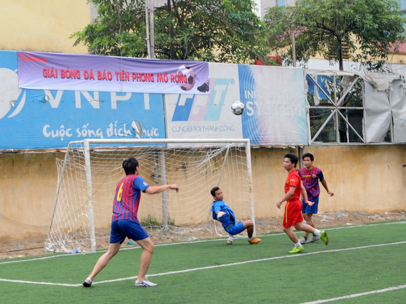 Rất nhiều pha tranh bóng nảy lửa, đầy kịch tính được hai đội tạo ra