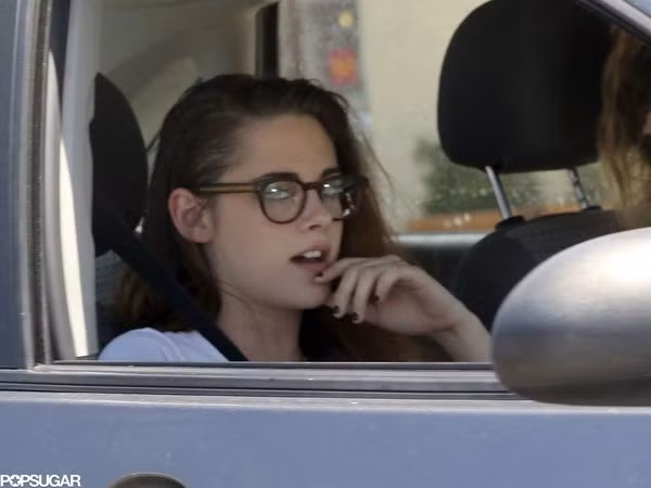 Kristen bị 'tóm' khi đang ra ngoài phố cùng bạn