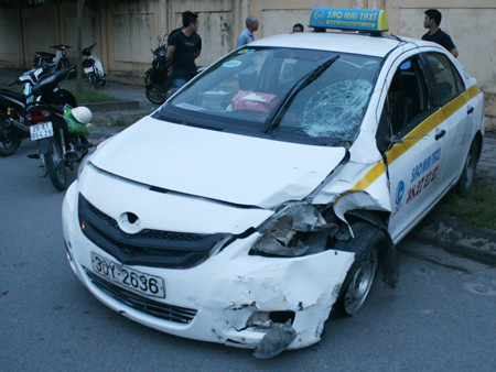 Vụ va chạm khiến chiếc xe taxi bị hư hỏng nặng