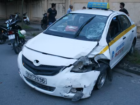 Vụ va chạm khiến chiếc xe taxi bị hư hỏng nặng