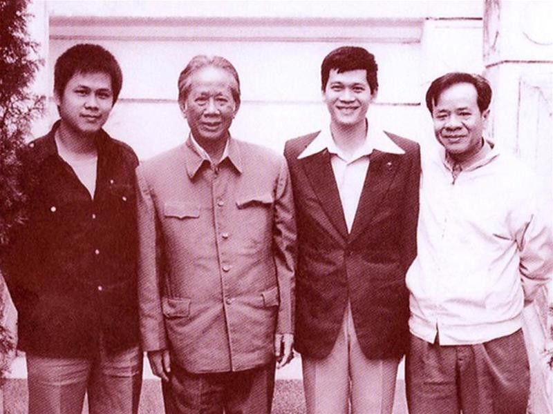 Tổng Bí thư Lê Duẩn và các con trai Lê Hãn, Lê Kiên Thành, Lê Kiên Trung (1978) Tổng Bí thư Lê Duẩn và các con trai Lê Hãn, Lê Kiên Thành, Lê Kiên Trung (1978)