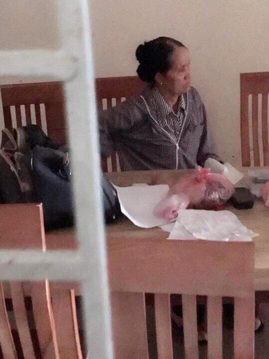 Hàng trăm người bao vây một phụ nữ lạ mặt ảnh 1