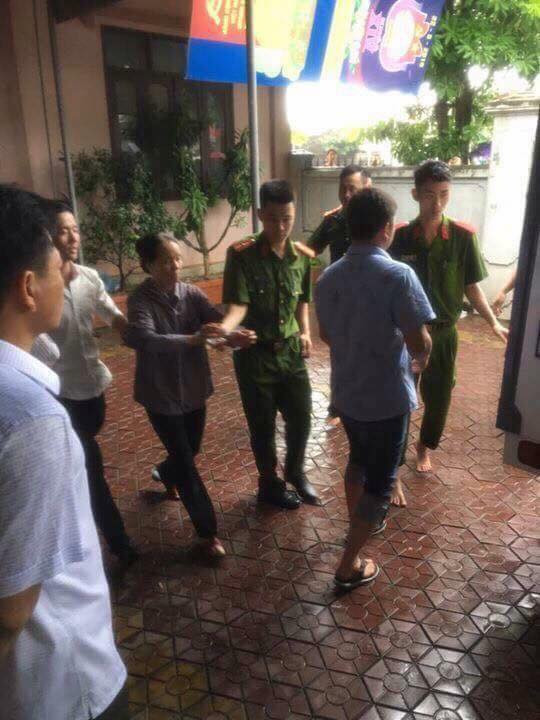 Hàng trăm người bao vây một phụ nữ lạ mặt ảnh 2