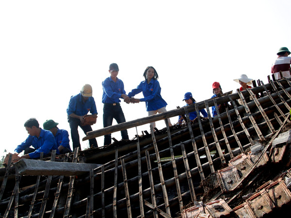 Sau cơn bão, đoàn viên thanh niên địa phương đã giúp đỡ các gia đình khắc phục hậu quả do bão gây ra