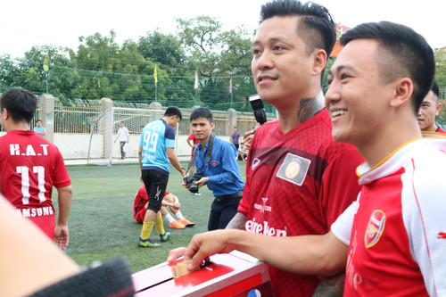 Tuấn Hưng “quần đùi áo số” quyên góp ủng hộ người dân vùng lũ ảnh 6