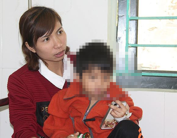 Bắc Giang: Họp báo vụ bé gái 4 tuổi nghi bị cô giáo đánh ảnh 2