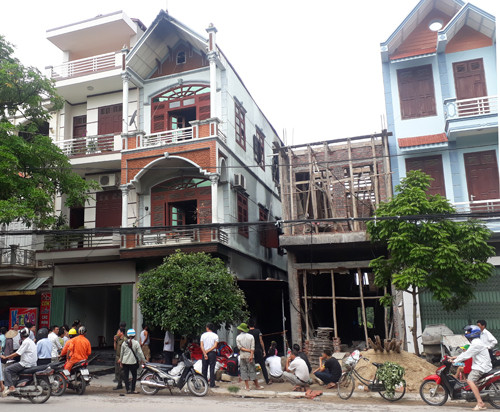 Cháy nhà ba tầng, thiêu rụi 1 xe ô tô, 3 xe máy ảnh 1