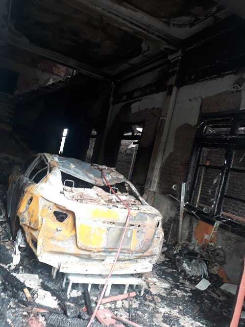 Cháy nhà ba tầng, thiêu rụi 1 xe ô tô, 3 xe máy ảnh 2