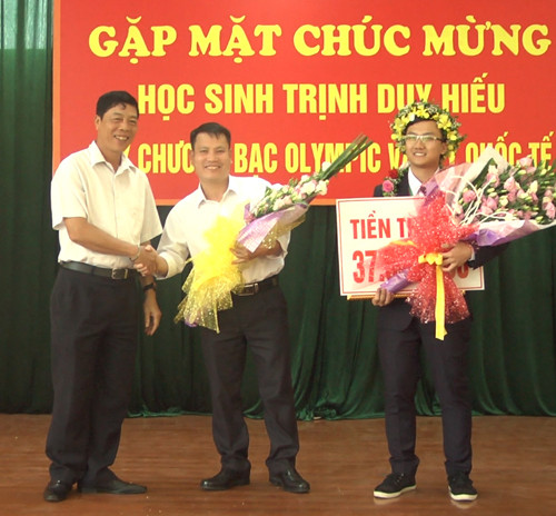 Thưởng nóng học sinh lớp 11 giành HCB Olympic Vật lý quốc tế ảnh 2