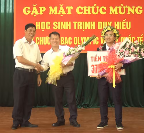 Thưởng nóng học sinh lớp 11 giành HCB Olympic Vật lý quốc tế ảnh 2