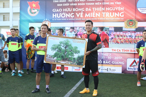 Tuấn Hưng “quần đùi áo số” quyên góp ủng hộ người dân vùng lũ ảnh 2