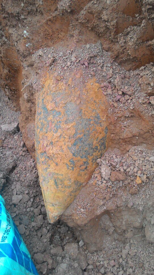 Phát hiện bom 100 kg khi đang xúc đất ảnh 1