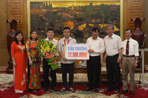 Trao thưởng nóng học sinh nhỏ tuổi nhất đạt HCV Olympic Vật lý châu Á ảnh 1